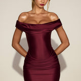 Bordó Szatén Off-Shoulder Mini Ruha Drapérral