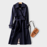Merike | Klasszikus hosszú trench coat övvel" can be rewritten as: "Merike | Elegáns hosszú trench coat övvel